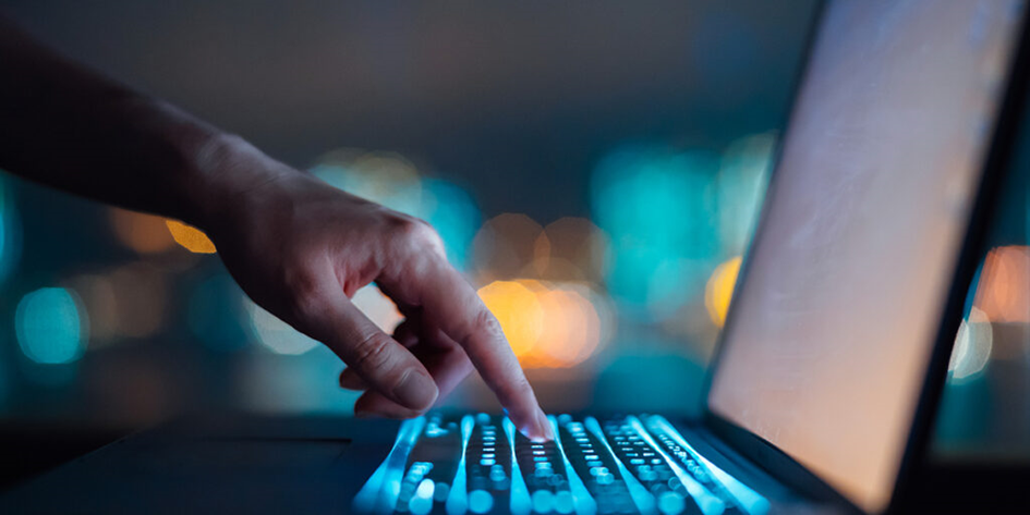 Découvrez comment l'IA générative transforme la banque grâce à des expériences personnalisées, l'automatisation et une sécurité avancée.