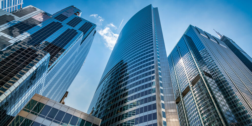 Image : Big tech leads in customer relations, fintechs challenge banks, but banks, trusted by 80% of consumers, can leverage open finance and embedded finance for a win-win-win future. © Getty Images